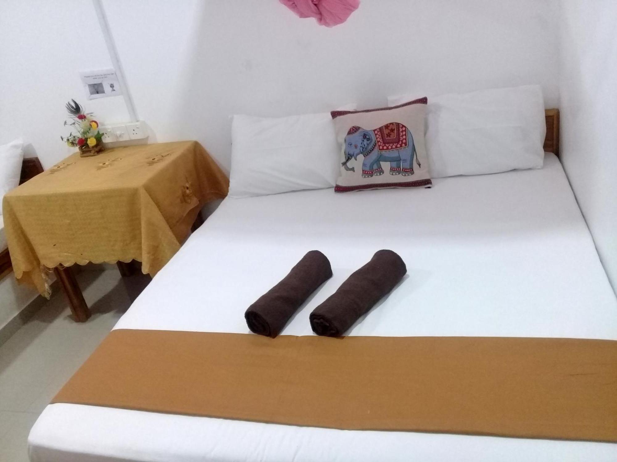 Bed and Breakfast River Side & Swimming Pool Udawalawe Exterior foto